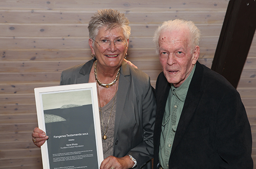 Helga Arntzen og Gene Sharp under prisutdelingen fangenes testament Helga Arntzen og Gene Sharp under prisutdelingen fangenes testament