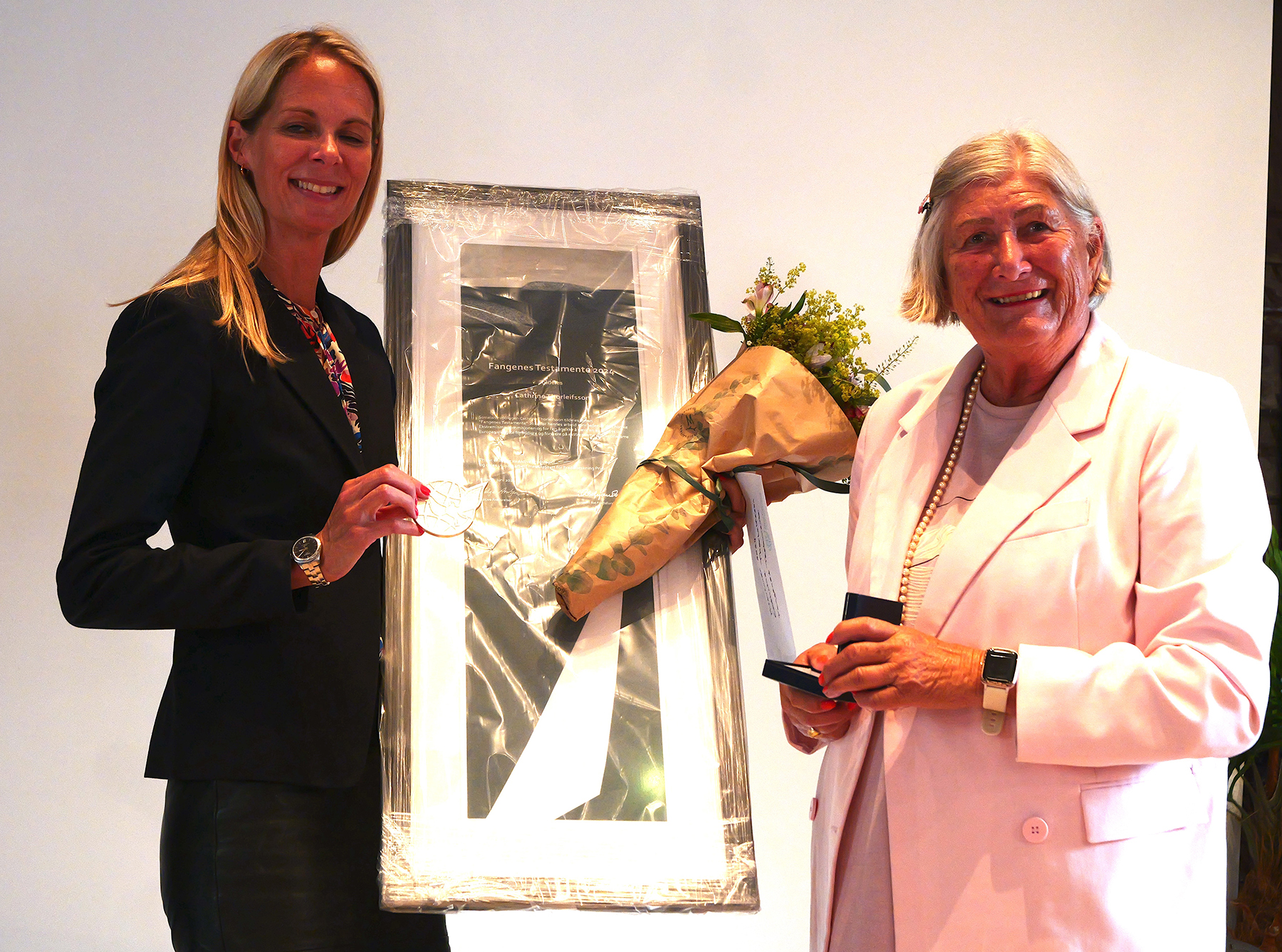 Cathrine Torlefsson og Helga Arntzen Cathrine Torleifsson mottar prisen fra Helga Arntzen