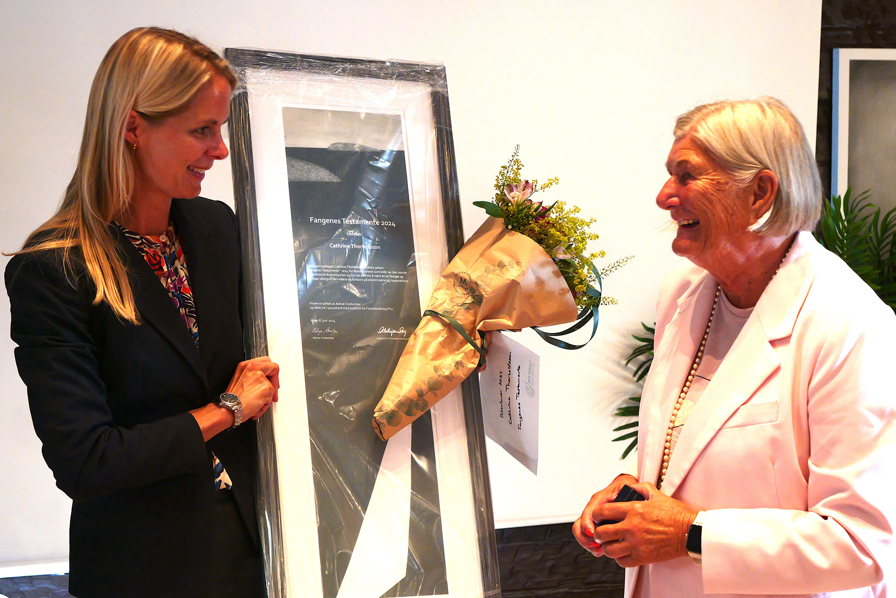 Helga og Cathrine Helga Arntzen overrekker prisen til Cathrine Torleifsson