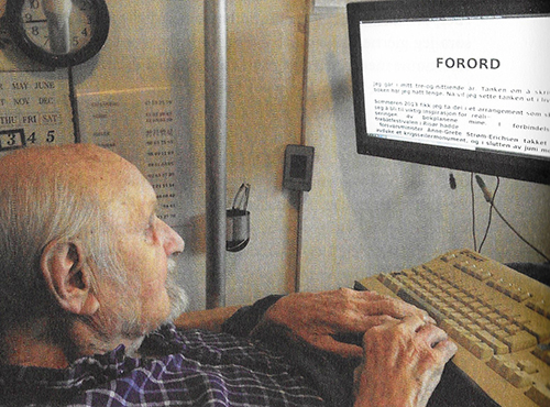 Kåre Arnold Gravdal forbereder forordet i boken som han gir ut