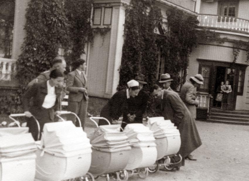 Lederen for "Reichsfrauenfuhrung hauptabteilung Reichsmutterdienst", fru Lienhadt, bes&oslash;ker Lebensborns f&oslash;rste m&oslash;dre- og f&oslash;dehjem i Norge, "Hurdal Verk", i september 1941 - f&aring; uker etter at hjemmet var &aring;pnet. Dette var det f&oslash;rste Lebensbornhjemmet som ble etablert utenfor Tyskland. Riksarkivet, Oslo