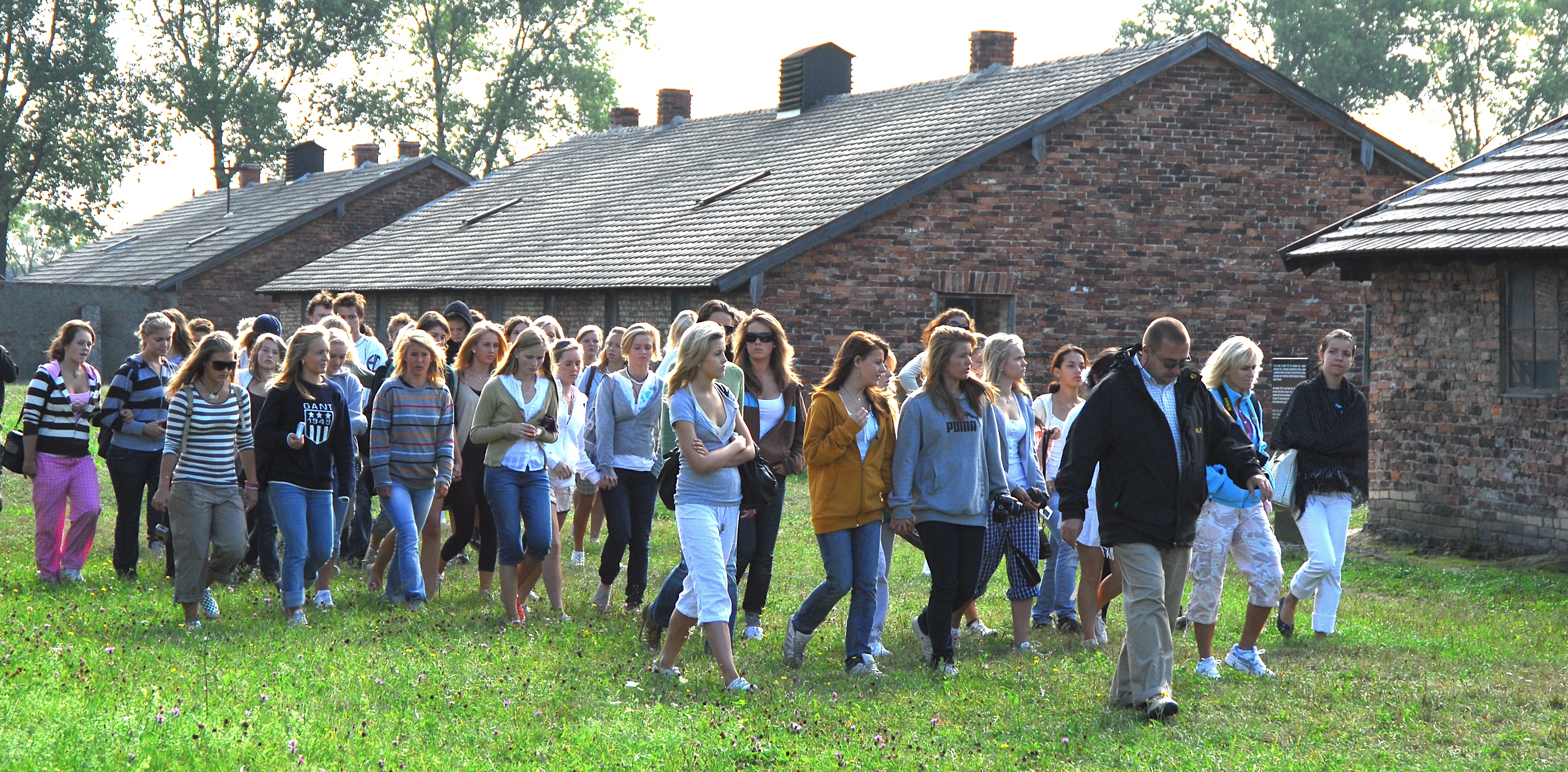 Skoleungdommer i Auschwaitz Skoleungdommer på tur i Auschwitz