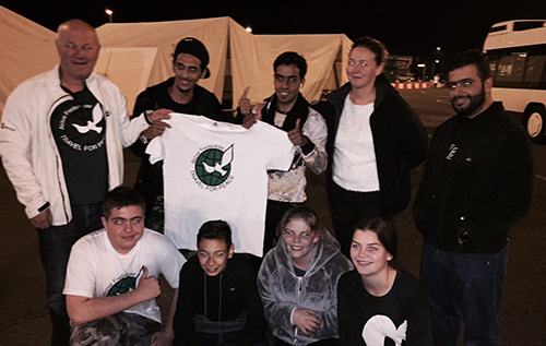 T-shirts til flykninger p&aring; kaia i Rostock