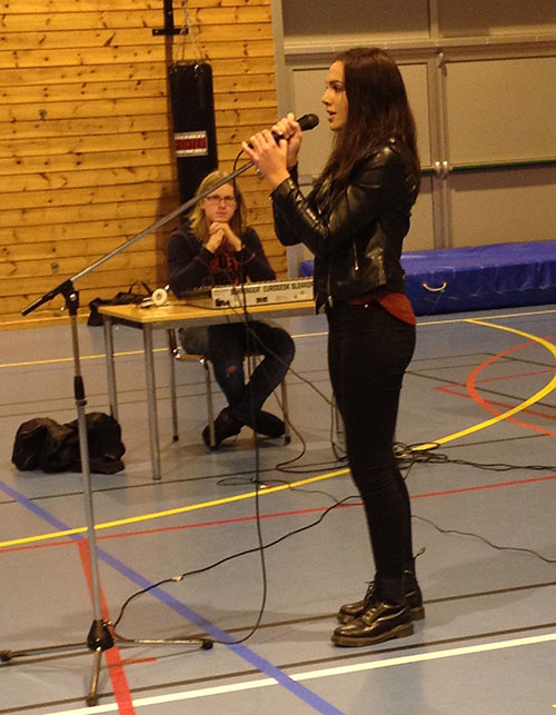 Julie Guddal fremfører sangen All on me Julie Guddal fremfører sangen All om me
