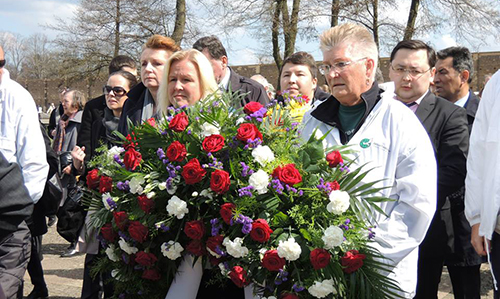 Legges ned krans i Ravensbr&uuml;ck