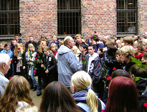 Oddvar Rossevatn med skoleklasser i Auschwitz Oddvar Rossevatn med skoleklasser i Auschwitz