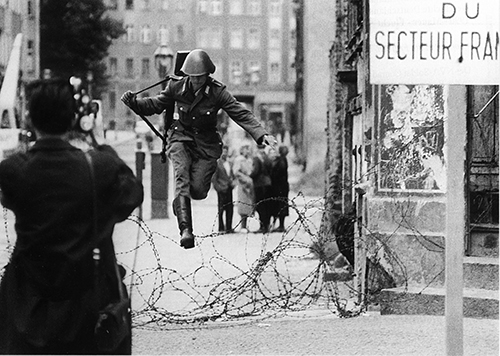 Soldat over piggtr&aring;d