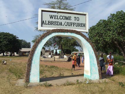 Salgsboder p&aring; Albert Marked Gambia, her er det stoff og ferdigsydd drakter &aring; f&aring; kj&oslash;pt