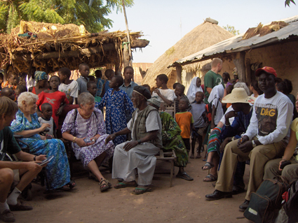 Salgsboder p&aring; Albert Marked Gambia, her er det stoff og ferdigsydd drakter &aring; f&aring; kj&oslash;pt