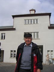 Arnstein Brekke tilbake i Sachsenhausen Arnstein Brekke tilbake i Sachsenhausen igjen. Denne gangen som tidsvitne for en norsk skoleklasse