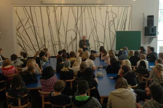 Karl p&aring; skolebes&oslash;k i Larvik