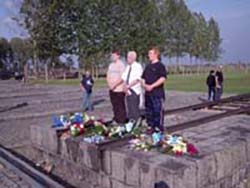 Gunnar Knudsen med elever i Auschwitz på tur med Aktive Fredsreiser Gunnar Knudsen med elever i Auschwitz på tur med Aktive Fredsreiser