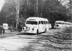 De hvite bussene henter fangene hjem etter fangenskap De hvite bussene kommer og henter fanger hjem