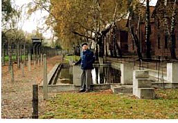 Richard Kuran ved bassenget i Auschwitz I Richard Kuran ved bassenget i Auschwitz I