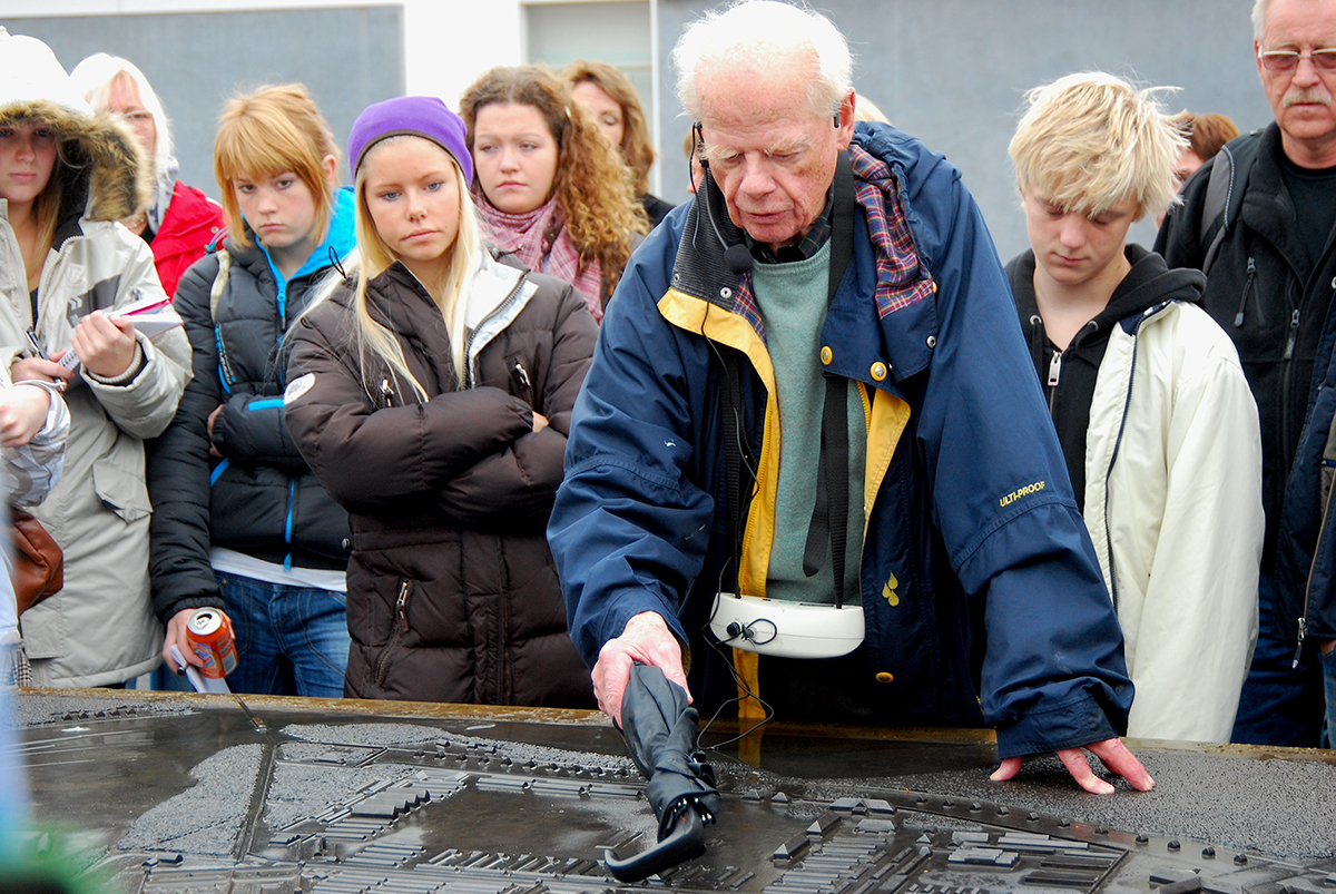 Bernt H. Lund formidler for en elevgruppe i Sachsenhausen