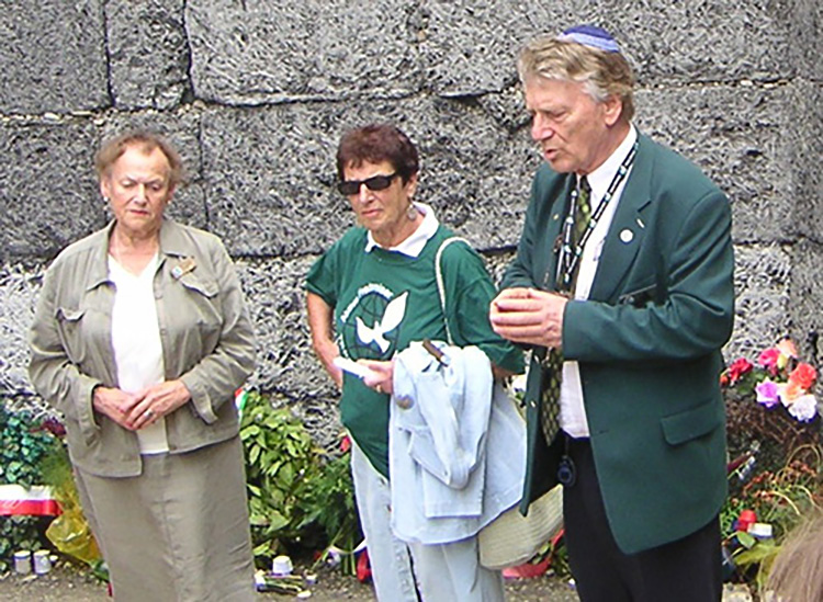 På bildet er hun sammen med Edith Notowitz som også satt i Auschwitz (til venstre) og reiseleder Henry Wold fra Aktive Fredsreiser (til høyre). På bildet er hun sammen med Edith Notowitz som også satt i Auschwitz (til venstre) og reiseleder Henry Wold fra Aktive Fredsreiser (til høyre).