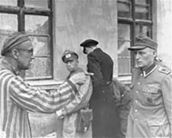 Fange som peker på SS